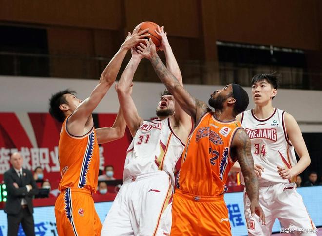 而是靠三脚 而是靠三脚